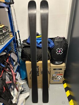 Head Kore X90 177cm + Vázání Tyrolia Attack 13 (NOVÉ LYŽE) - 4