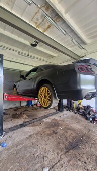Mustang GT - 4