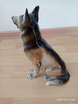 Vlčák, porcelánová soška - 4