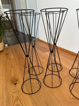 9 kusů černých kovových váz/stojanů na květiny na svatbu - 4