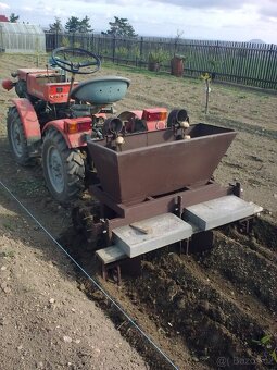 Sazeč brambor dvouřádkový za malotraktor TZ-4K-14 nebo MT8 - 4