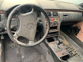 Prodám Mercedes-Benz W210 - 290TD - vůz je bez motoru - 4
