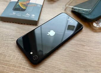 Apple iPhone SE 2 64gb černý- pěkný stav, kryty, IOS 26 - 4