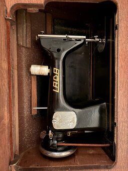 Šicí stroj LADA - 4