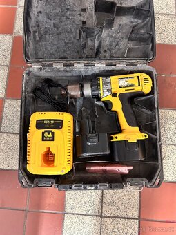 Set Dewalt aku vrtačka s příklepem + aku vysavač - 4