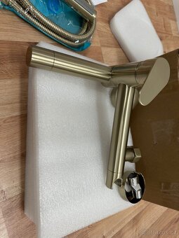 Moderní vanová baterie se sprchou – zlatý mat - 4