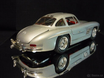 Mercedes Benz 300 SL stříbrný Bburago 1/18 - 4