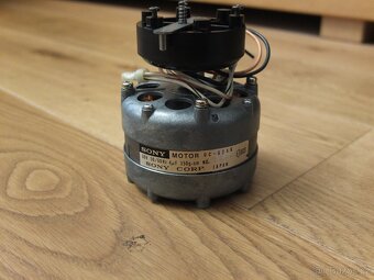 Sony TC-645--Motor do kotoučového magnetofonu - 4