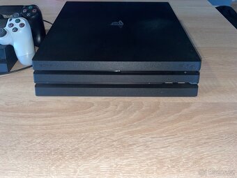 PlayStation 4 Pro 1TB SSD + 2 ovladače + dokovací stanice - 4