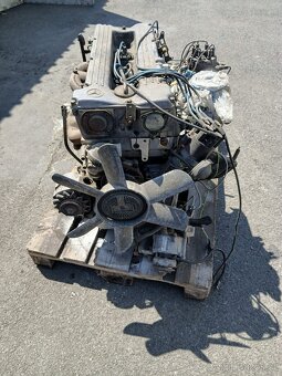 Mercedes Benz 280 Motor M110994 - 4