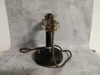 Velmi starý telefon s kruhovou základnou.se stítkem Ericsson - 4