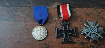 Medaile, vyznamenání, odznaky. - 4