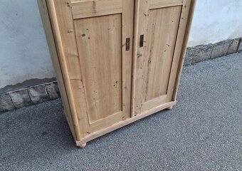 STAROŽITNÁ ŠATNÍ SKŘÍN PO CELKOVÉ ENOVACI - 4