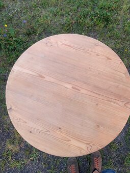 Kulatý masivní stůl po renovaci – 72 × 78 cm - 4