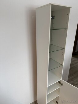 Vysoká koupelnová skříňka se skleněnými policemi – bílá - 4