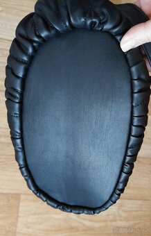 Černá kabelka s plast. vzorem - 4
