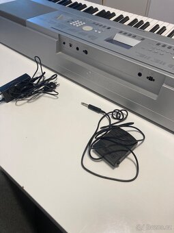 Piano YAMAHA Portable Grand DGX-640 - 4