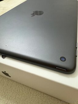 IPad 8 generace vesmírně šedá - 4