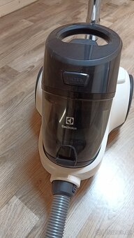 Nový bezsáčkový vysavač Electrolux EC41 - 2SW - 4