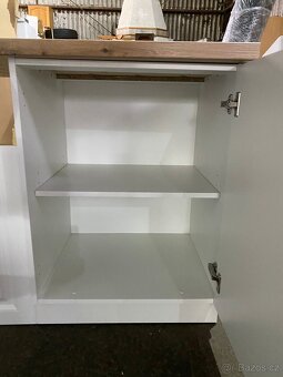 Moderní kuchyňská linka bez spotřebiči - 4