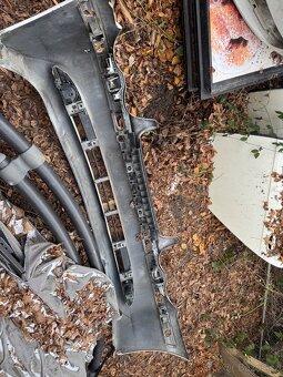 BMW 735 přední nárazník - 4