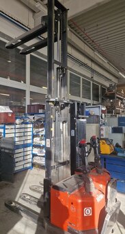 Elektrický ručně vedený vysokozdvižný vozík BT S 12F - 4