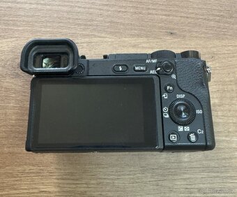 Sony A6400 + 2 objektivy + příslušenství – VÝBORNÝ stav - 4