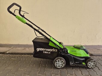 Kvalitní akumulátorová rotační sekačka na trávu GreenWorks - 4