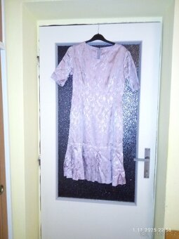 Krásné hnědé lesklé šaty na ples v letošní módní barve - 4