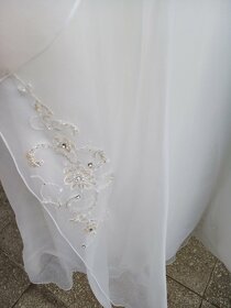 Dlouhé bílé svatební šaty s korálkovým zdobením - 4