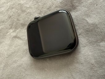 Apple Watch Series 5 44mm - černé - 4