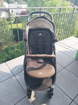 Dětský kočárek Joie tmavě šedý se zimním fusakem - 4