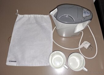 Malá cestovní rychlovarná konvice s hrníčky. - 4