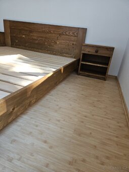 Masivní jasanová postel 180x200 + 2ks noční stolky - 4