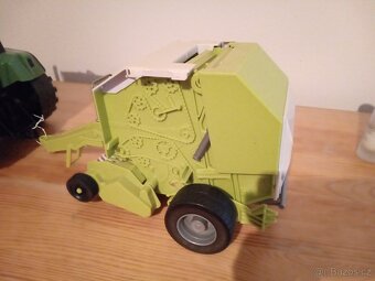 Traktor s balíkováčem - 4
