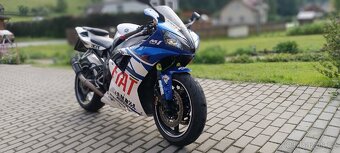 Yamaha R1 - 4