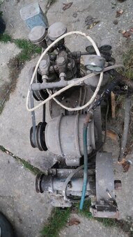 Starý dvoupístový kompresor s bruskou 380V - 4