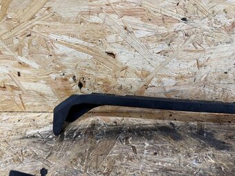 LIŠTY ČELNÍHO OKNA LAND ROVER DISCOVERY SPORT L550 - 4