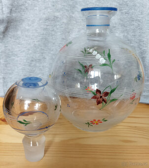Skleněná stará karafa s květy - 4