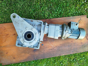elektromotor s dvojitou převodovkou - 4