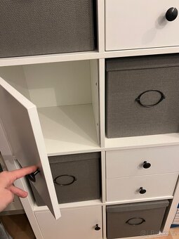 Policová skříň IKEA – bílá, s doplňky - 4