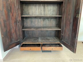 Starožitná skříň z masivu - 4