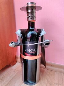 Kovový stojan na víno mušketýr - 4