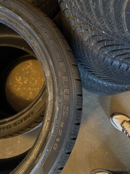 235/40R18 - 4