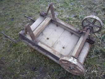 prodám staré litinové podvozky - vhodné ke stabilákům, či ji - 4