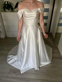 Elegantní a moderní saténové svatební šaty - 4