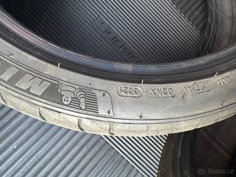 235/40R19 - 4