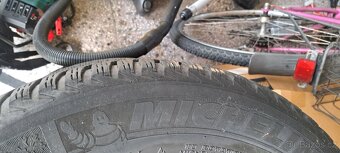 Prodám zimní pneu Michelin 215/60/R16 na disku - 4