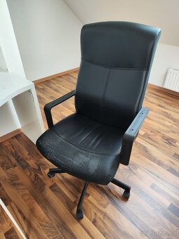 Rozebraný stol IKEA MICKE a otočná židle MALCOLM - 4