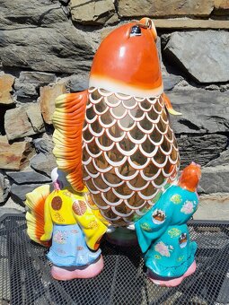 Sousoší - porcelán - postavy mnichů a ryby - 4